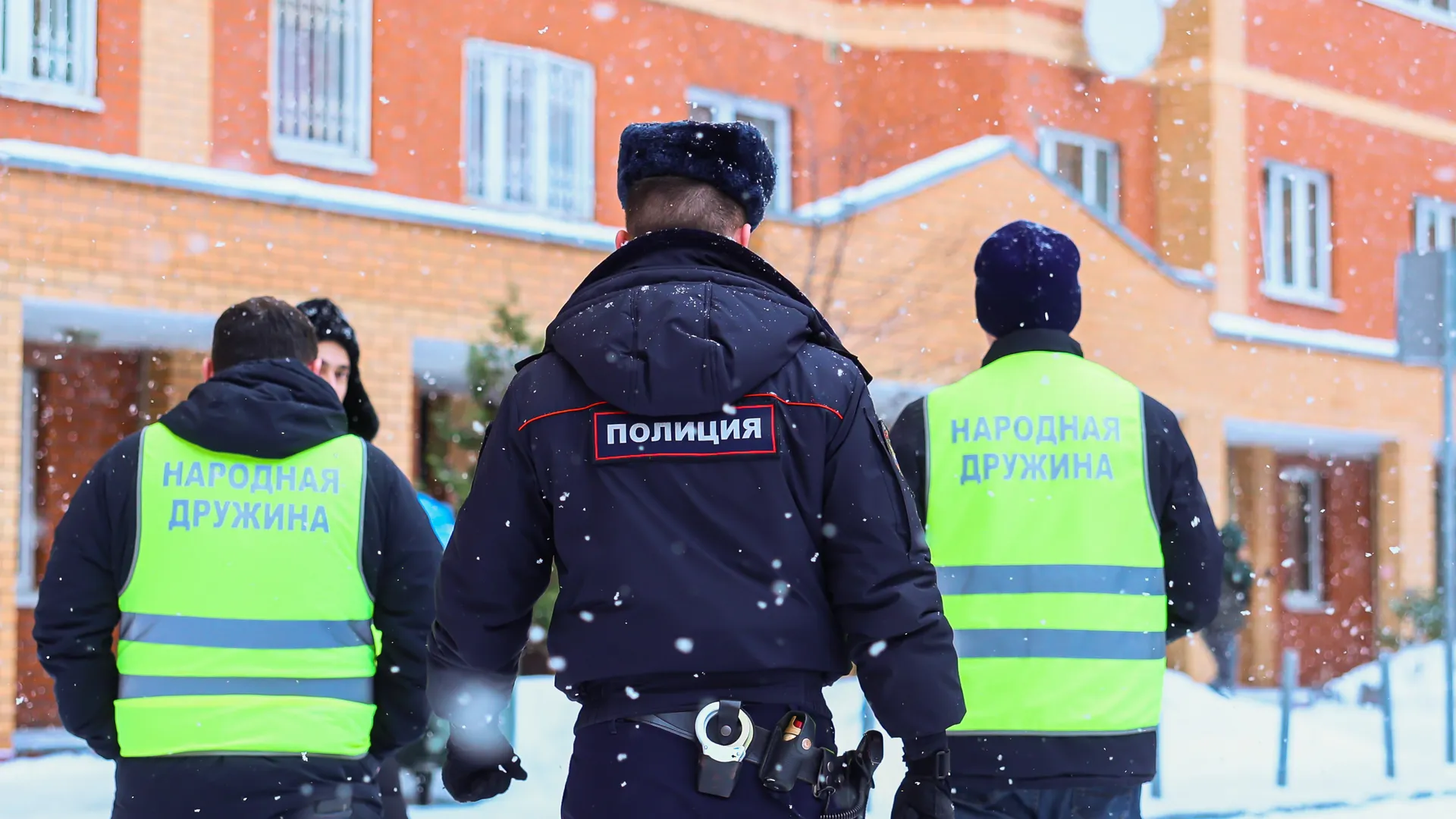 Народные дружинники и сотрудники полиции проводят обход территории