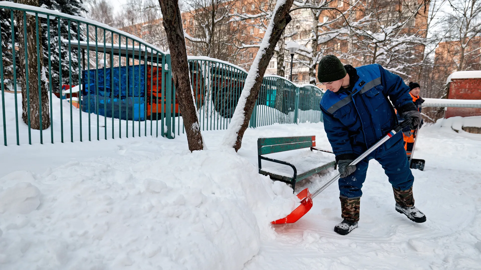 Уборка снега на пешеходных дорожках в поселке Большие Вяземы Одинцовского округа