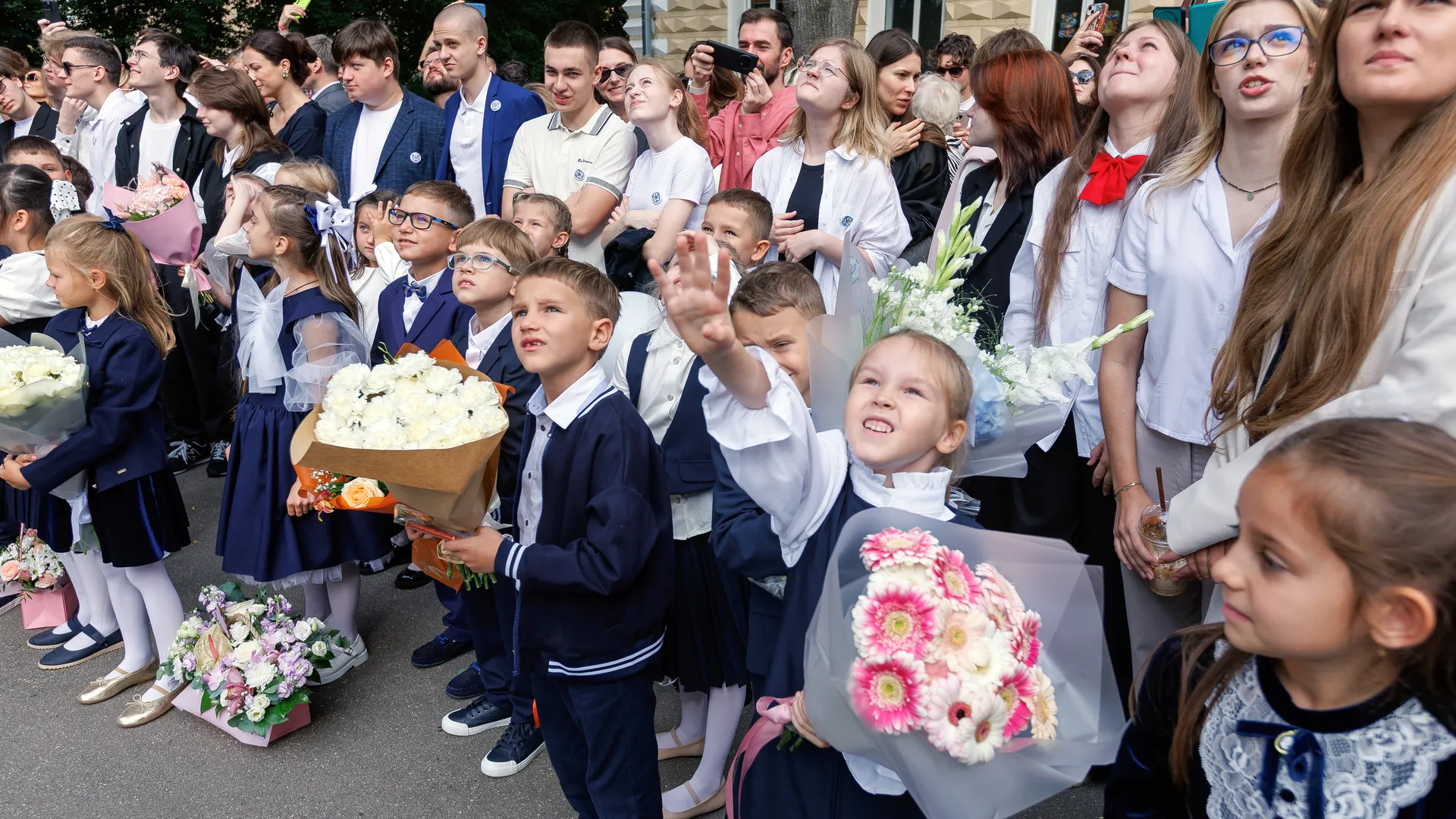 Первоклассники 1 сентября на линейке в школе