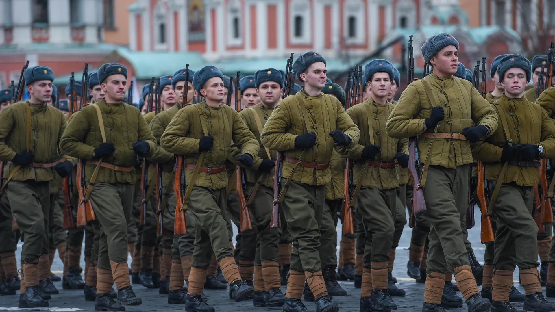 Торжественный марш в честь парада 1941 года на Красной площади в Москве